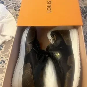 Beautiful Louis Vuitton Racer Sneakers size 8 LV 9US great condition with style. Louis Vuitton Sneakers | The RealReal main image 4
